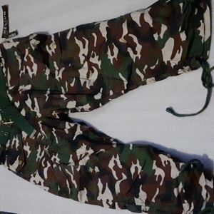 HELIUM LONDON STRETCH CAMO CARGO PANTS IN SIZE 3X